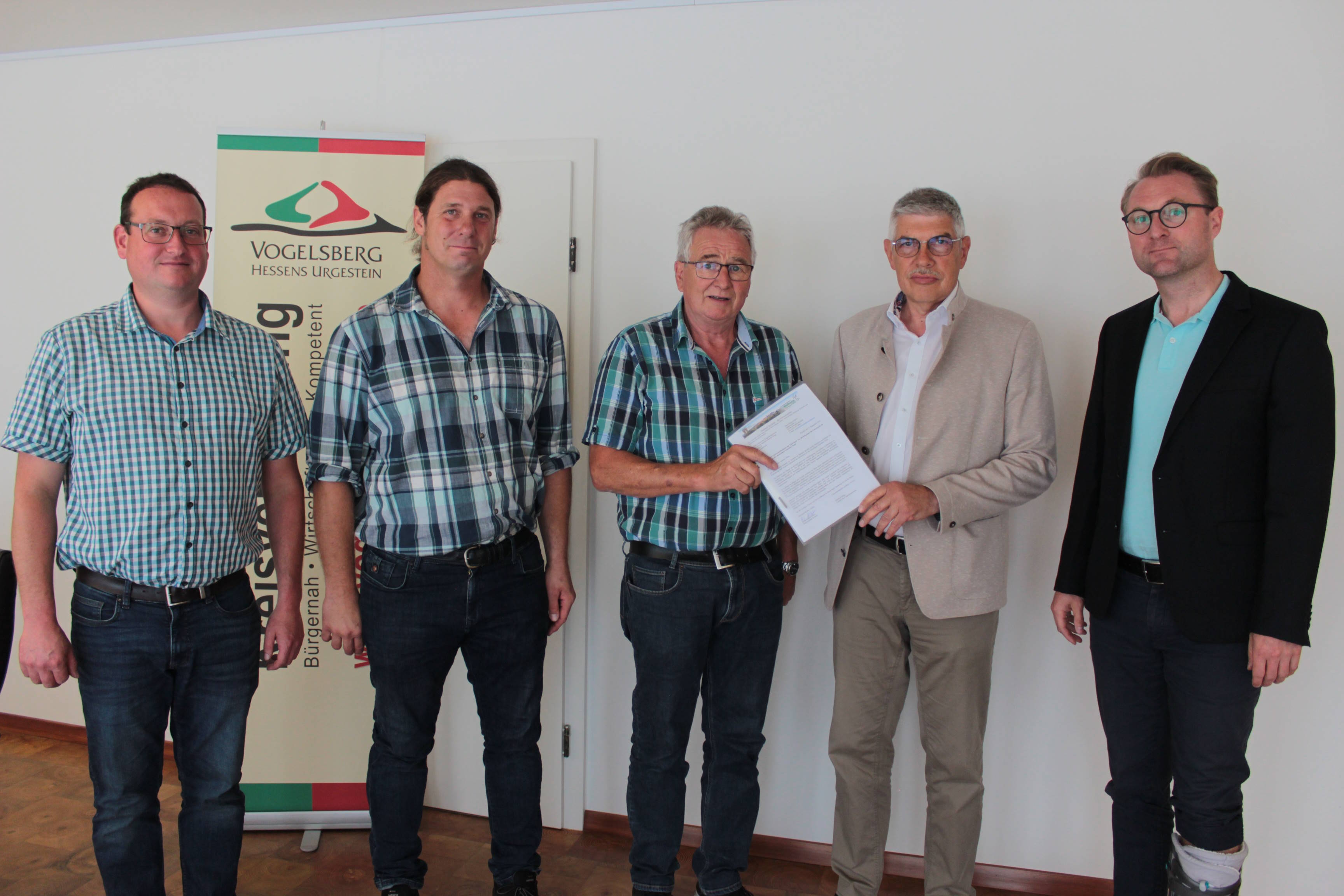 Sascha Kowalski, Sebastian Schmidt und Hans Jürgen Eiffert übergeben Landrat Manfred Görig und Erstem Kreisbeigeordneten Dr. Jens Mischak (von links) die Unterschriftenliste. 