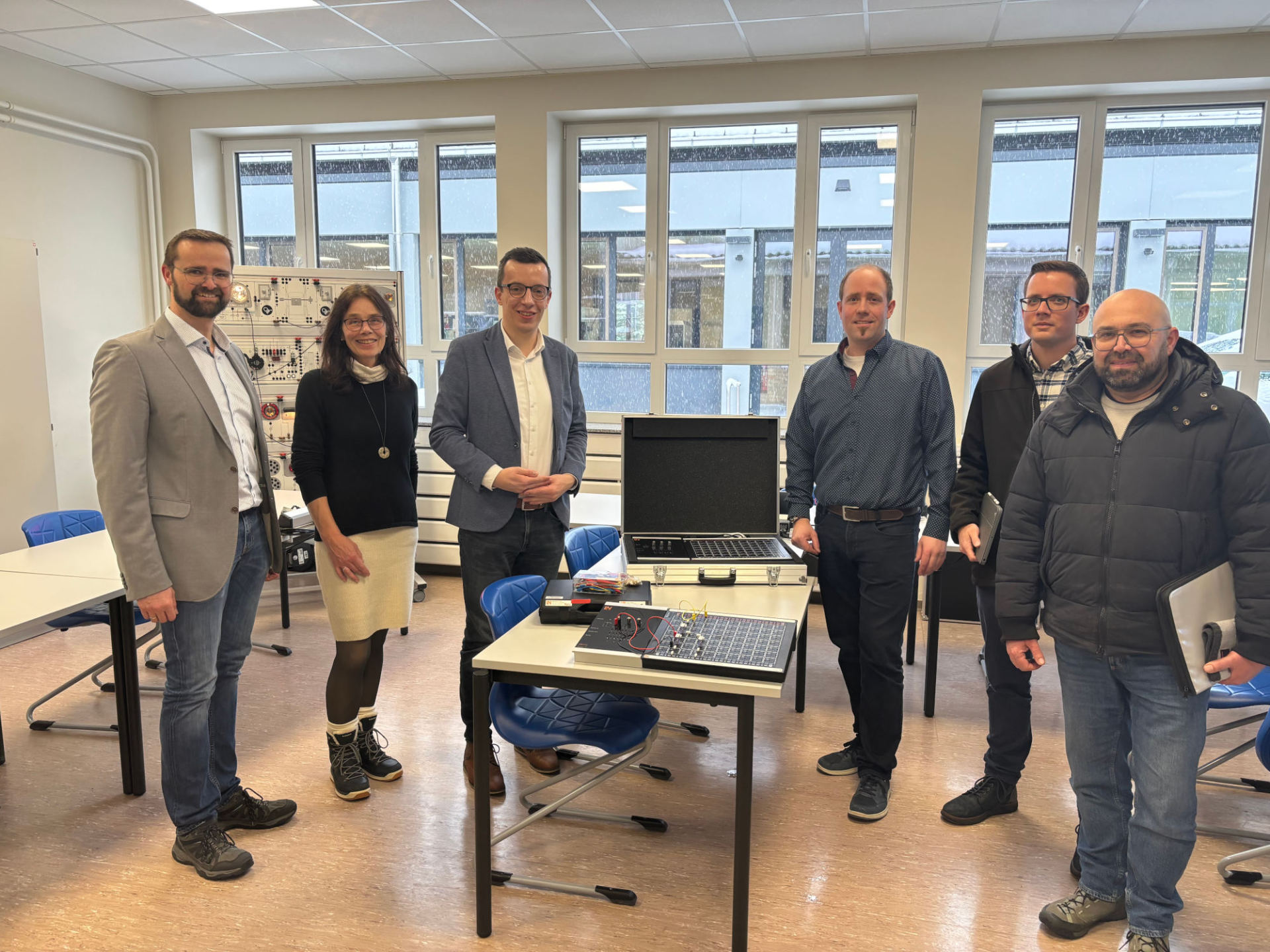 Schuldezernent und Erster Kreisbeigeordneter Patrick Krug (dritter von links) gemeinsam mit Martin Rahner (von links), stellvertretender Schulleiter der Vogelsbergschule in Lauterbach, Bettina Kreuzer, als Abteilungsleitung an der Vogelsbergschule unter anderem für den Kfz-Bereich zuständig, Philipp Wöll, Fachkoordinator Fahrzeugtechnik an der Vogelsbergschule, Florian Eurich, stellvertretender Leiter des Amts für Schulische Bildung und Betreuung, und Stefan Schmidt, Leiter des Amts für Hochbau, Energie und Gebäudewirtschaft, im neu ausgestatteten Kfz-Fachraum an der Lauterbacher Vogelsbergschule.