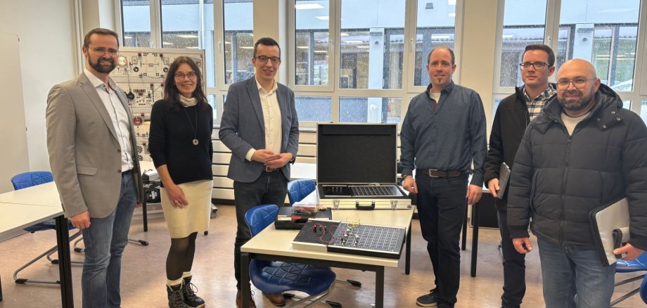 Schuldezernent und Erster Kreisbeigeordneter Patrick Krug (dritter von links) gemeinsam mit Martin Rahner (von links), stellvertretender Schulleiter der Vogelsbergschule in Lauterbach, Bettina Kreuzer, als Abteilungsleitung an der Vogelsbergschule unter anderem für den Kfz-Bereich zuständig, Philipp Wöll, Fachkoordinator Fahrzeugtechnik an der Vogelsbergschule, Florian Eurich, stellvertretender Leiter des Amts für Schulische Bildung und Betreuung, und Stefan Schmidt, Leiter des Amts für Hochbau, Energie und Gebäudewirtschaft, im neu ausgestatteten Kfz-Fachraum an der Lauterbacher Vogelsbergschule.