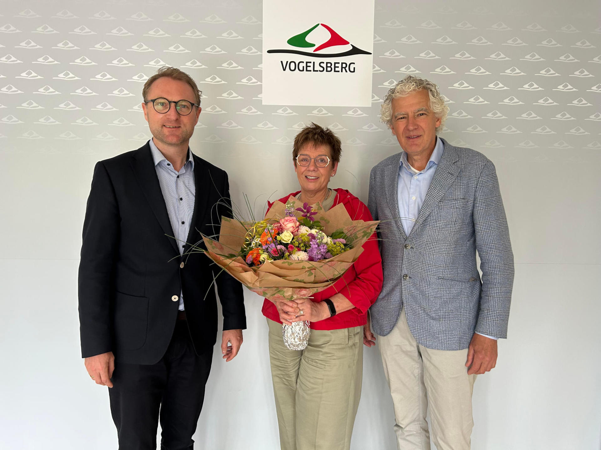 Landrat Dr. Jens Mischak (links) und Amtsleiter Lorenz Kock verabschieden Agnes Baumgardt in den Ruhestand.