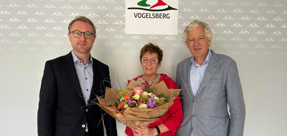 Landrat Dr. Jens Mischak (links) und Amtsleiter Lorenz Kock verabschieden Agnes Baumgardt in den Ruhestand.