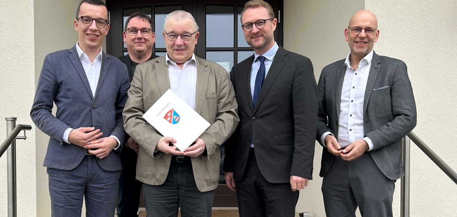 Über drei Jahrzehnte war Dr. Arno Wettlaufer (Mitte) mit den juristischen Angelegenheiten der Kreisverwaltung betraut, nun wurde er von Landrat Dr. Jens Mischak (Zweiter von rechts) und Erstem Kreisbeigeordneter Patrick Krug (links), dem neuen Leiter des Sachgebiets Rechtsangelegenheiten, Mario Klein (Zweiter von links), sowie Hauptamtsleiter Ulrich Schäfer (rechts) in den Ruhestand verabschiedet.