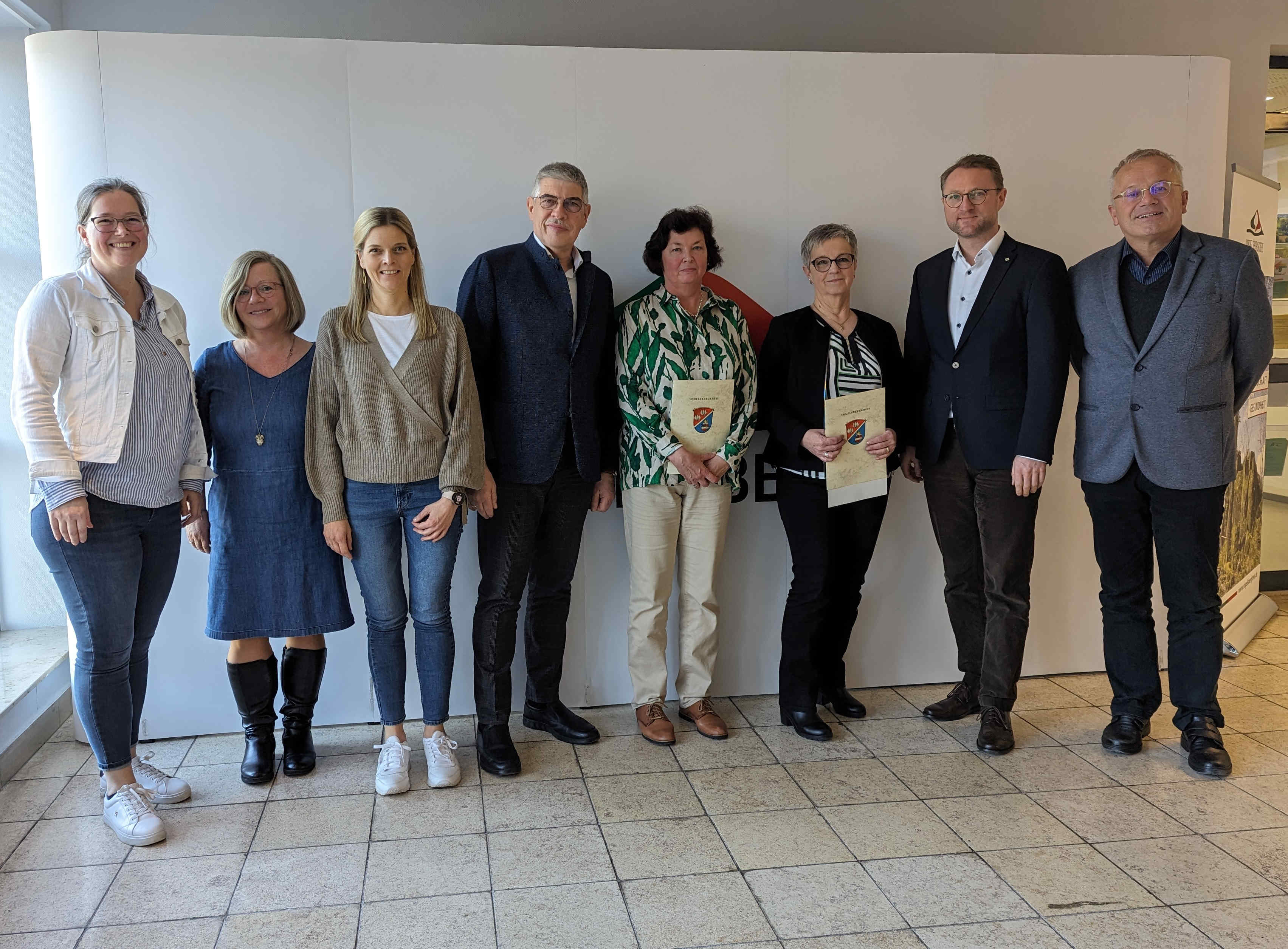Landrat Manfred Görig (Mitte) verabschiedete gemeinsam mit Dr. Jens Mischak (Zweiter von rechts), Erster Kreisbeigeordneter, Christina Hedtrich und Elke Ortwein in den Ruhestand. Dr. Henrik Reygers (von rechts), kommissarischer Leiter des Gesundheitsamtes, Frauenbeauftragte Elisabeth Lippert, Christine Hohmeier vom Personalrat und Melanie Ahne, stellvertretende Leiterin des Haupt- und Personalamts, wünschen den beiden alles Gute für die Zukunft. 