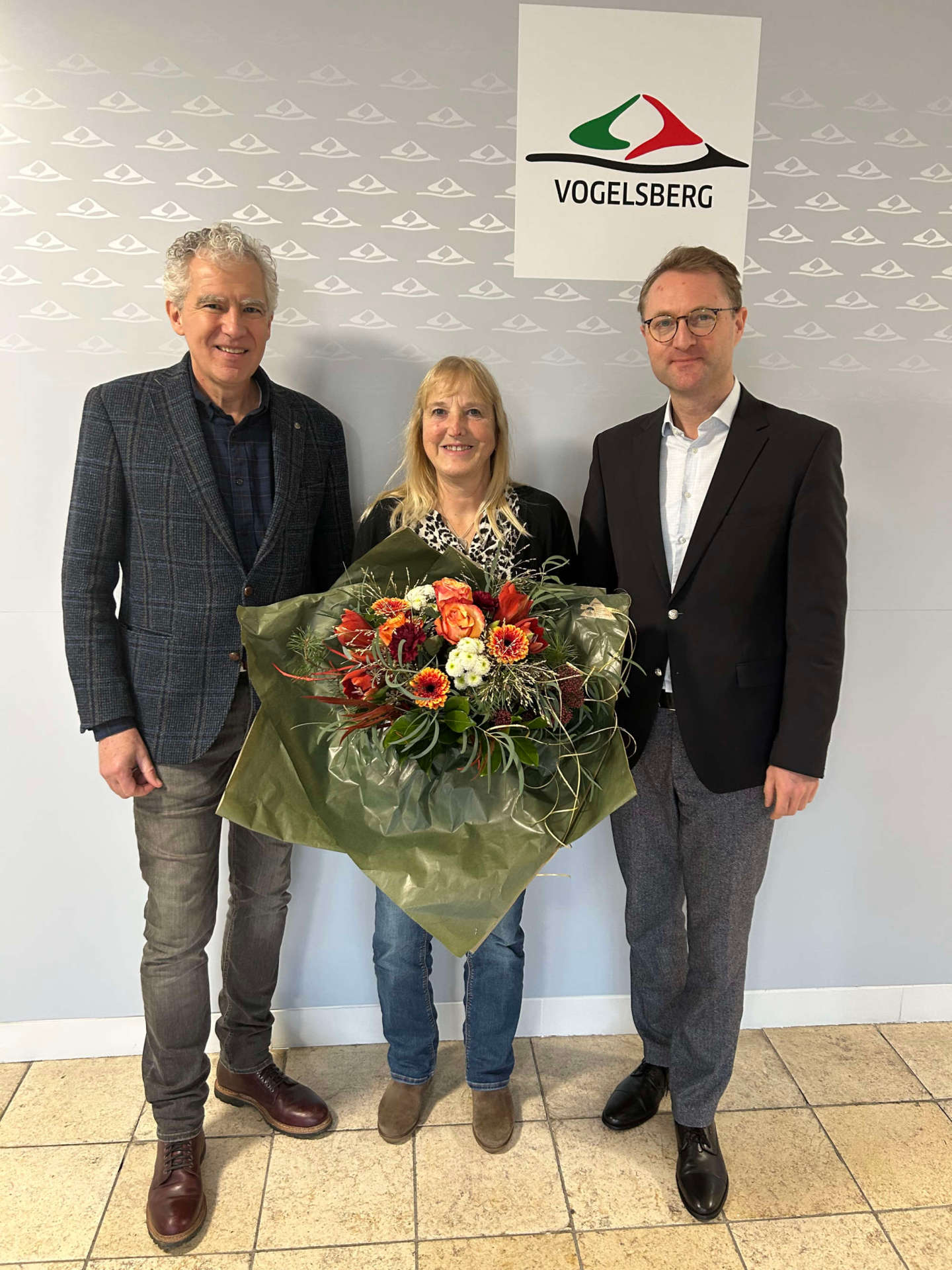 Landrat Dr. Jens Mischak (rechts) und Amtsleiter Lorenz Koch verabschieden Hilde Weidel in den Ruhestand.