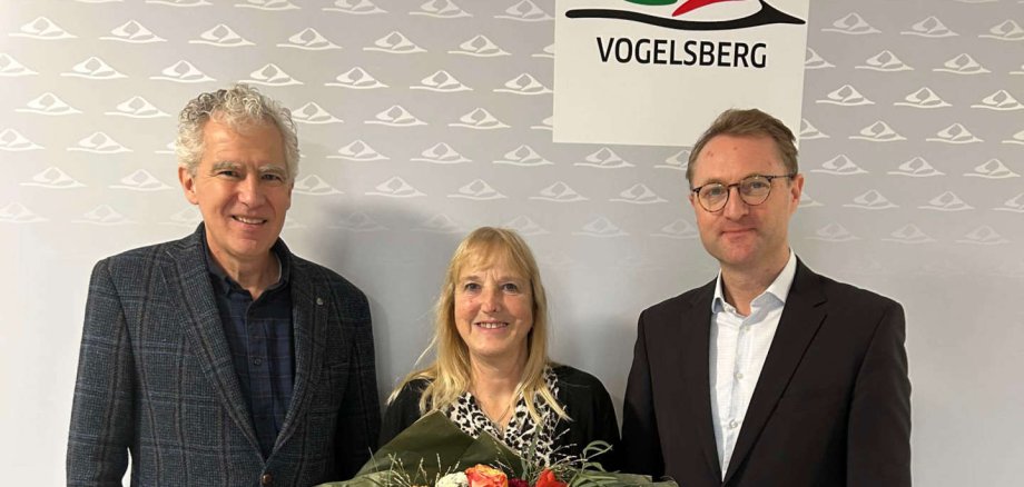 Landrat Dr. Jens Mischak (rechts) und Amtsleiter Lorenz Koch verabschieden Hilde Weidel in den Ruhestand.