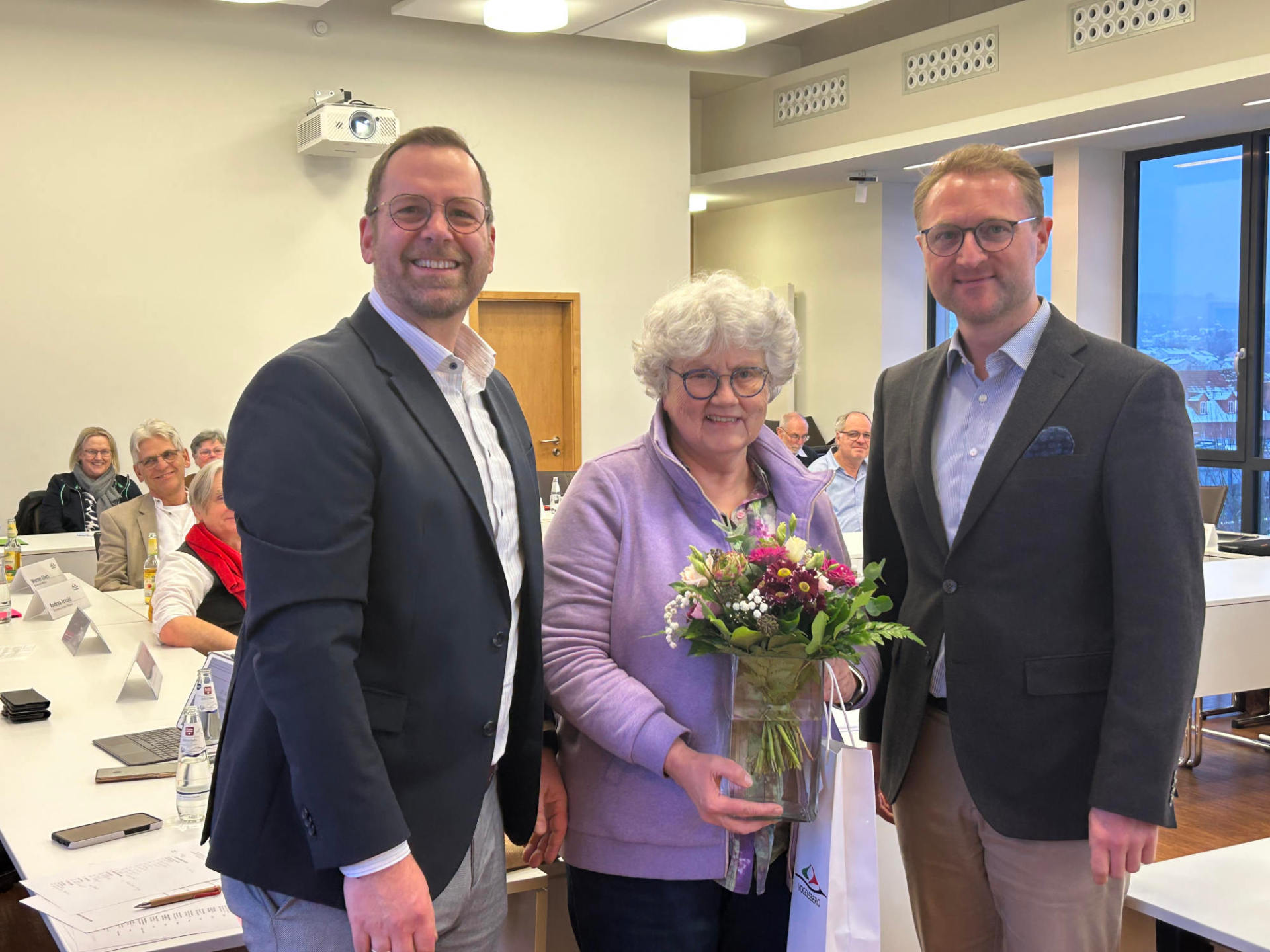 Landrat Dr. Jens Mischak und Christian Kornmann, der Leiter des Vogelsberger Jugendamtes, verabschieden Gerhild Hoos-Jacob, die lange Jahre dem Jugendhilfeausschuss angehörte und dessen Vorsitzende war.