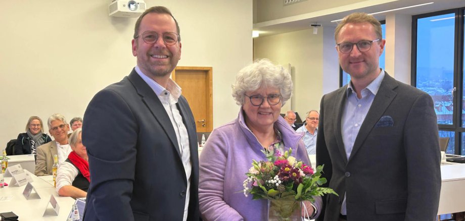 Landrat Dr. Jens Mischak und Christian Kornmann, der Leiter des Vogelsberger Jugendamtes, verabschieden Gerhild Hoos-Jacob, die lange Jahre dem Jugendhilfeausschuss angehörte und dessen Vorsitzende war.