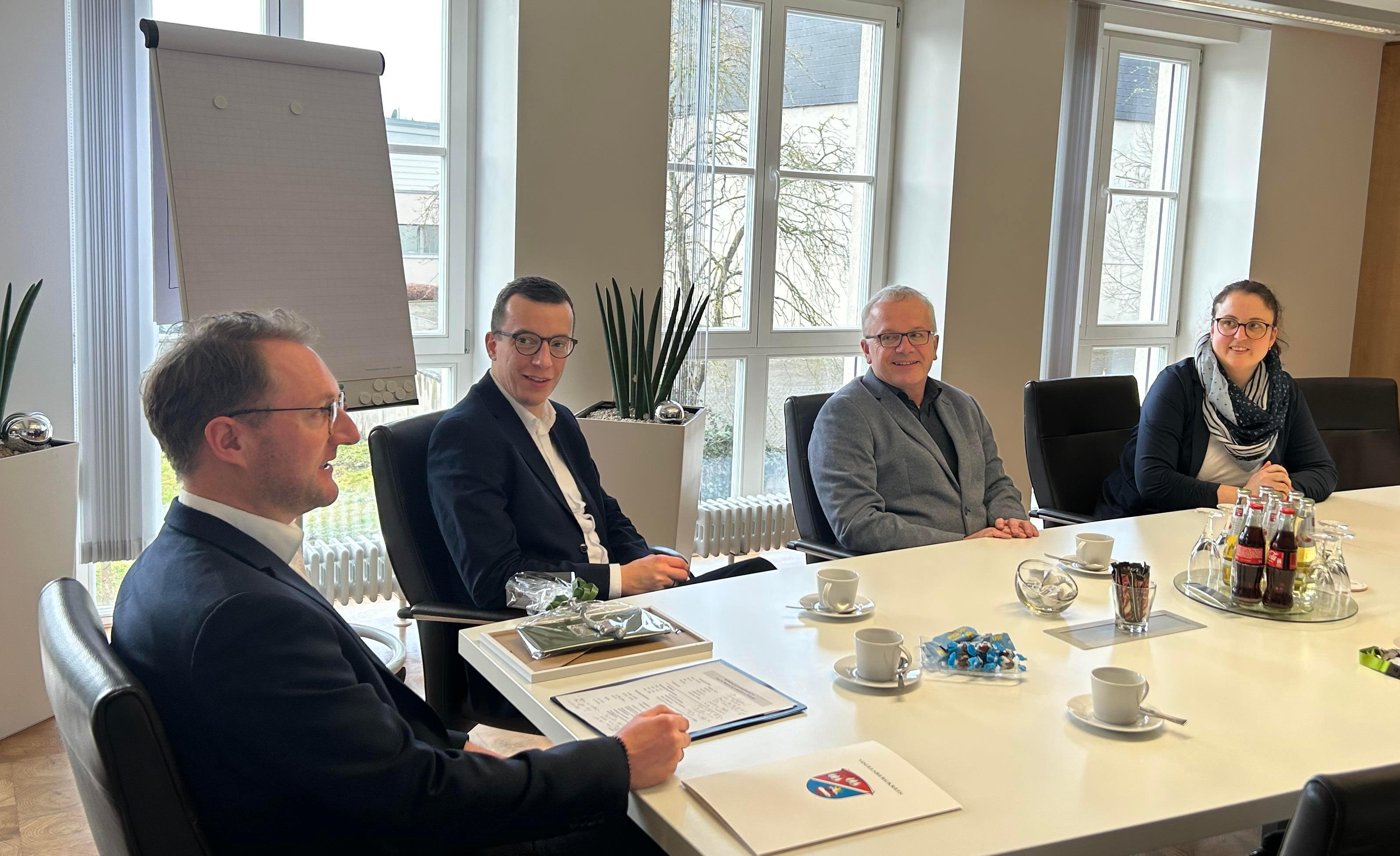 Sein Name wird über den Tag hinaus mit dem Vogelsberger Gesundheitsamt verbunden sein: Dr. Henrik Reygers (Zweiter von rechts) wird von Landrat Dr. Jens Mischak, Erstem Kreisbeigeordneten Patrick Krug und Jessica Luft, der Verwaltungsleiterin des Gesundheitsamtes (von links), in den Ruhestand verabschiedet. Reygers war 1988 in den Vogelsberg gekommen, 2016 hatte er die kommissarische Leitung des Gesundheitsamtes übernommen.