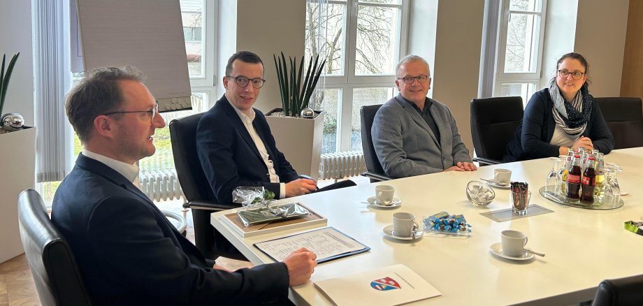 Sein Name wird über den Tag hinaus mit dem Vogelsberger Gesundheitsamt verbunden sein: Dr. Henrik Reygers (Zweiter von rechts) wird von Landrat Dr. Jens Mischak, Erstem Kreisbeigeordneten Patrick Krug und Jessica Luft, der Verwaltungsleiterin des Gesundheitsamtes (von links), in den Ruhestand verabschiedet. Reygers war 1988 in den Vogelsberg gekommen, 2016 hatte er die kommissarische Leitung des Gesundheitsamtes übernommen.