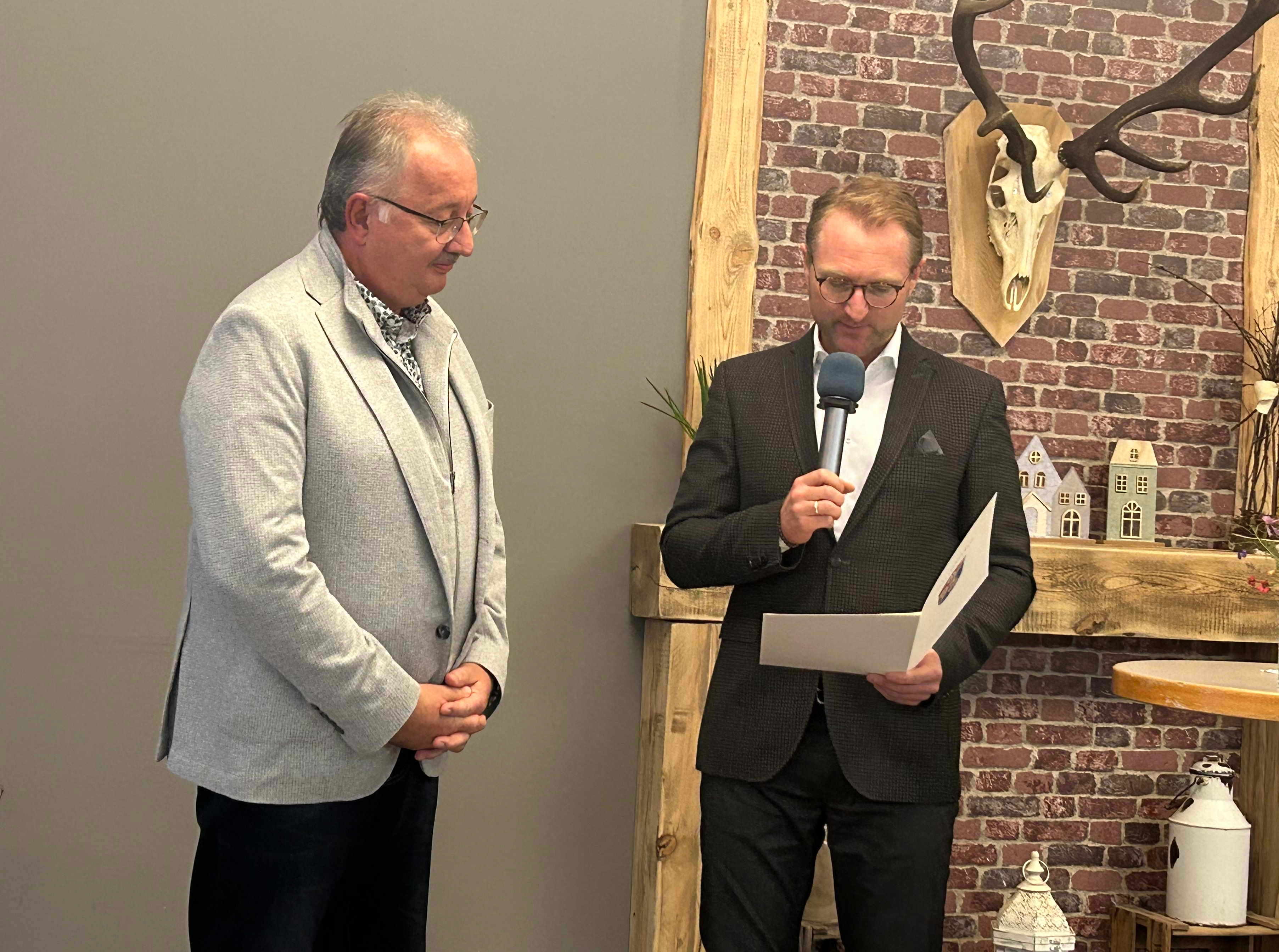 Landrat Dr. Jens Mischak verabschiedet Ronny Mohr (links) im Kolpinghaus in Herbstein in den Ruhestand.