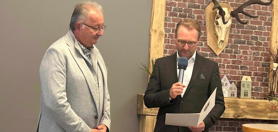 Landrat Dr. Jens Mischak verabschiedet Ronny Mohr (links) im Kolpinghaus in Herbstein in den Ruhestand.