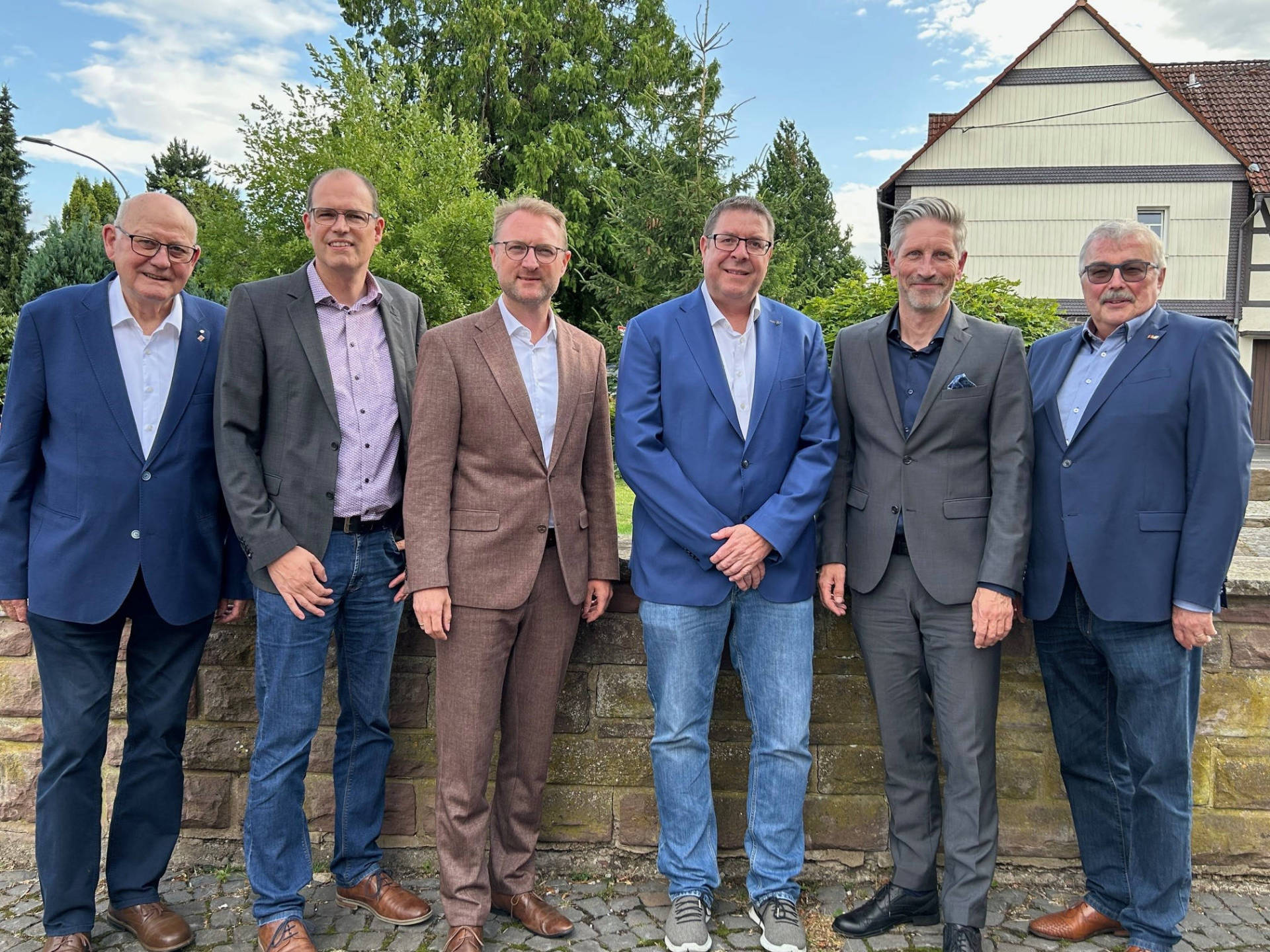 Landrat Dr. Jens Mischak (Dritter von links), Bürgermeister Sascha Spielberger (Zweiter von links) sowie Kurt Wiegel (links) und Hans-Jürgen Herbst (rechts) als Vertreter des Aufsichtsrates verabschieden den bisherigen MVZ-Geschäftsführer Ulf Werner (Zweiter von rechts). Seine Nachfolge hat Steven Renner (Dritter von rechts) angetreten.