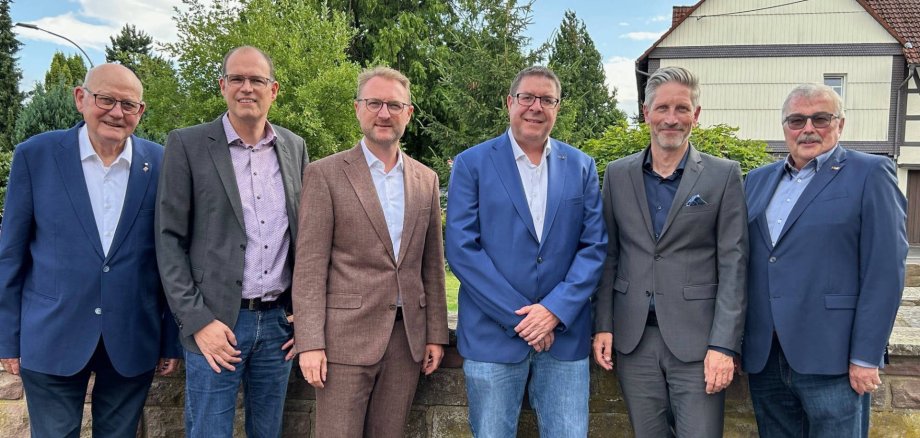 Landrat Dr. Jens Mischak (Dritter von links), Bürgermeister Sascha Spielberger (Zweiter von links) sowie Kurt Wiegel (links) und Hans-Jürgen Herbst (rechts) als Vertreter des Aufsichtsrates verabschieden den bisherigen MVZ-Geschäftsführer Ulf Werner (Zweiter von rechts). Seine Nachfolge hat Steven Renner (Dritter von rechts) angetreten.