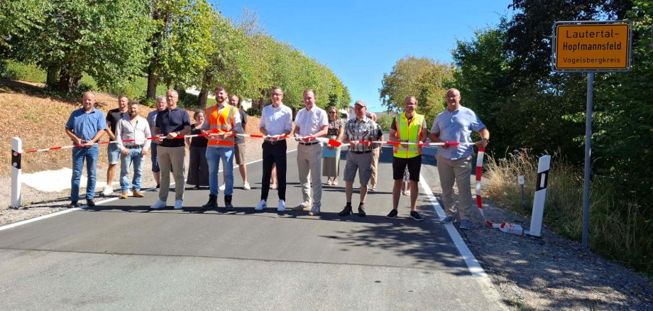 Erster Kreisbeigeordneter und Kreisstraßendezernent Patrick Krug (vorne, vierter von links) gibt gemeinsam mit Lautertals Bürgermeister Lukas Becker (vorne, fünfter von links), Marius Schäfer (vorne, dritter von links), Sachgebietsleiter Bau bei Hessen Mobil, Stefan Günther (vorne, zweiter von links) sowie weiteren Vertretern von Hessen Mobil, beteiligten Unternehmen sowie der Ortsgemeinschaft die K111 für den Verkehr frei.