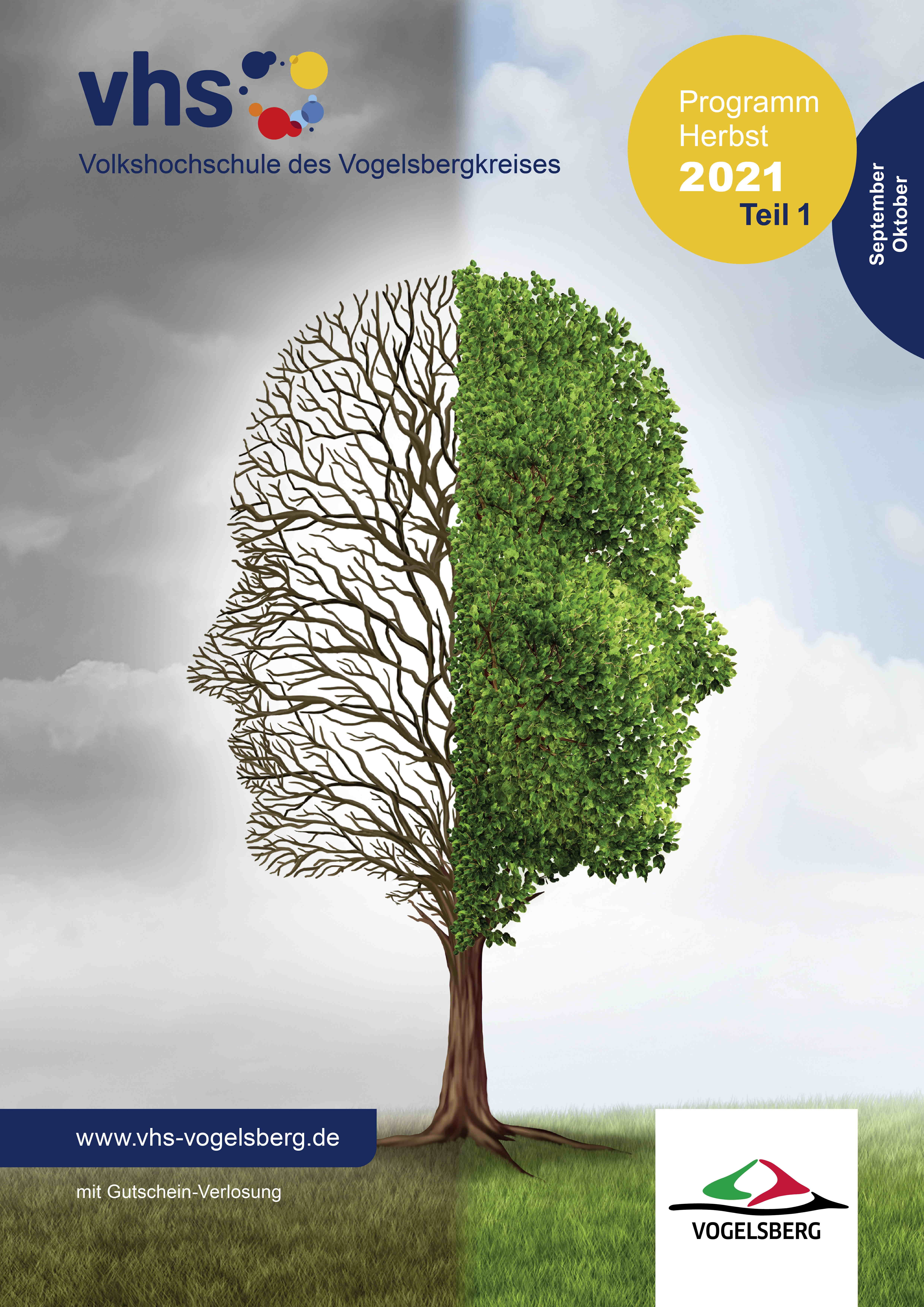 Titelbild des neuen vhs-Journals Herbst. Darauf ist ein Symbolbild eines zur Hälfte belaubten Baumes zu sehen. 