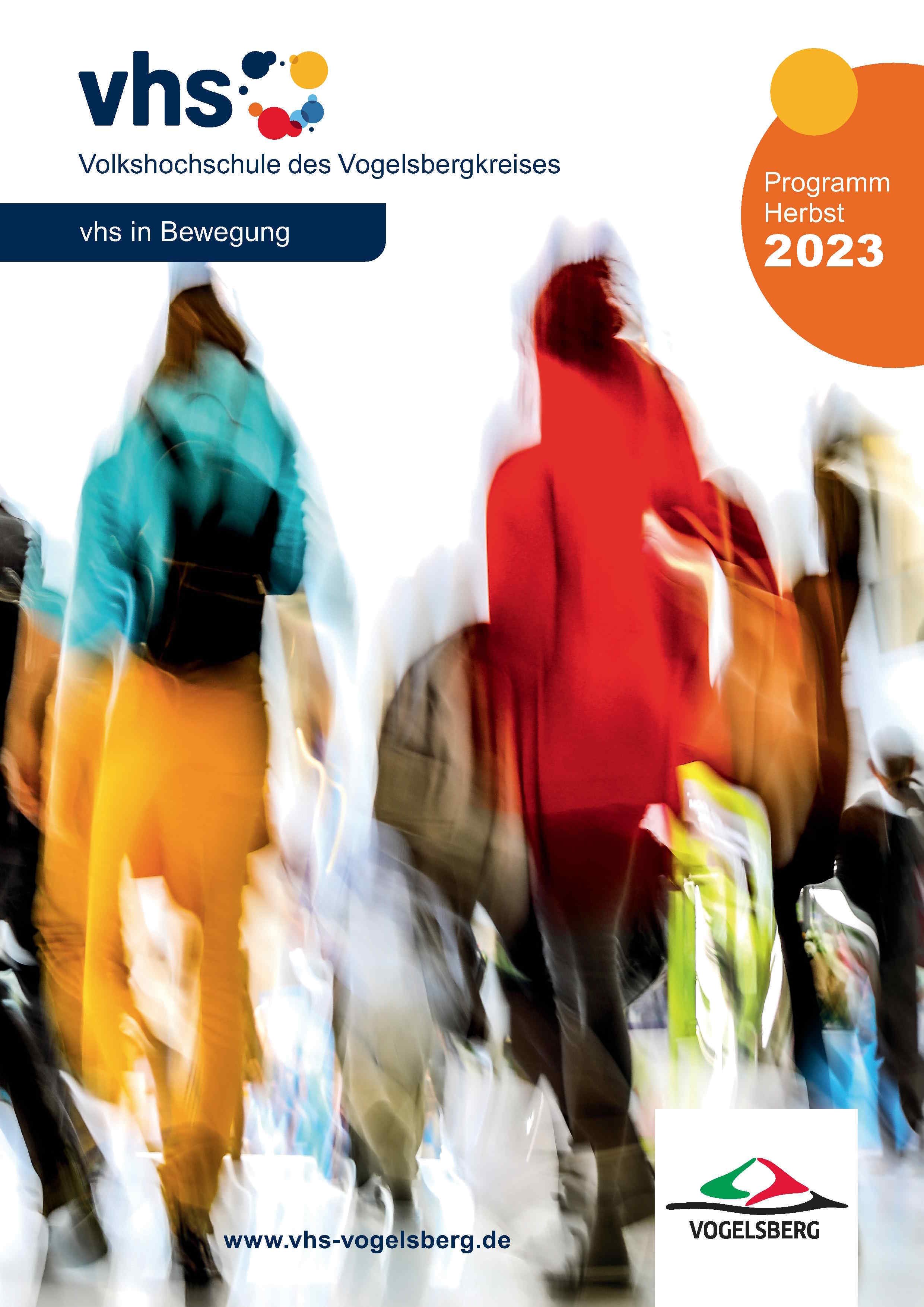 Das Cover des volkshochschul-Programms zum Herbstsemester 2023. Darauf ist ein abstraktes Bild einiger Menschen von hinten zu sehen. Sie sind in Bewegung - das diesjährige Motto: vhs in Bewegung.