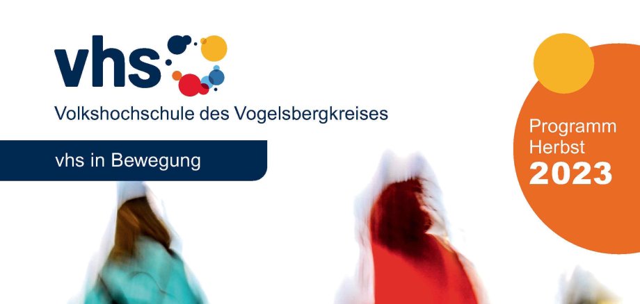 Das Cover des volkshochschul-Programms zum Herbstsemester 2023. Darauf ist ein abstraktes Bild einiger Menschen von hinten zu sehen. Sie sind in Bewegung - das diesjährige Motto: vhs in Bewegung.