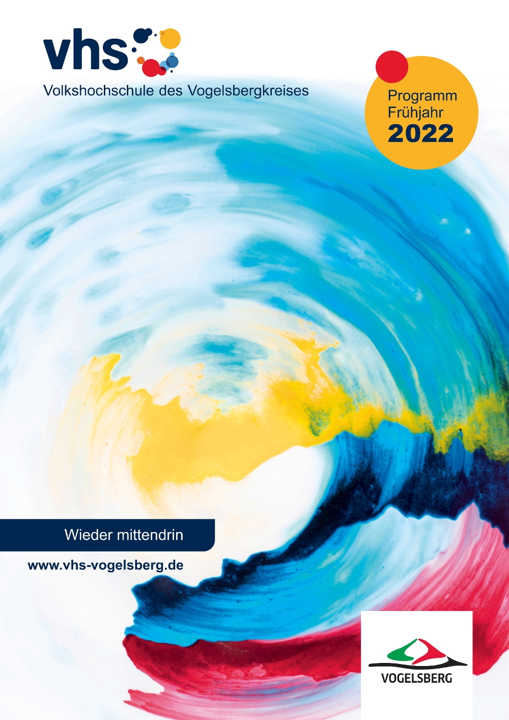 Titel des Frühjahrsprogramms 2022 der vhs. DArauf ein bunter Kreis, gemalt aus blauer, gelber und roter Akrylfarbe