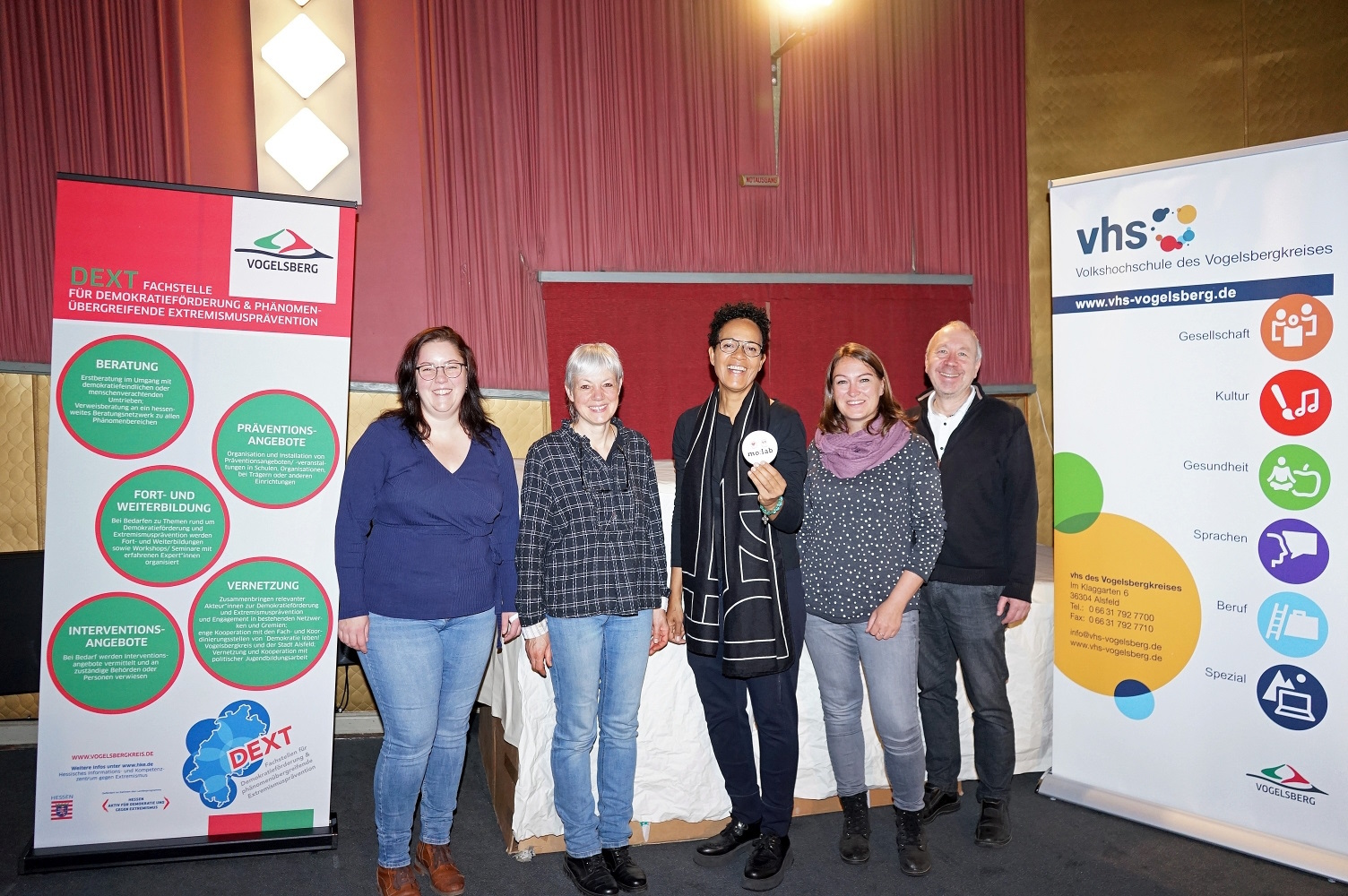 Jennifer Curlett (von links), vhs Vogelsbergkreis/DEXT-Fachstelle, gemeinsam mit Steffi Dörr, Lichtspielhaus, Mo Asumang, Katrin Geißler, IGS Schlitzerland, und Dittmar Zettl, Verein zur Förderung von Filmkunst und Kultur in Lauterbach e.V. 