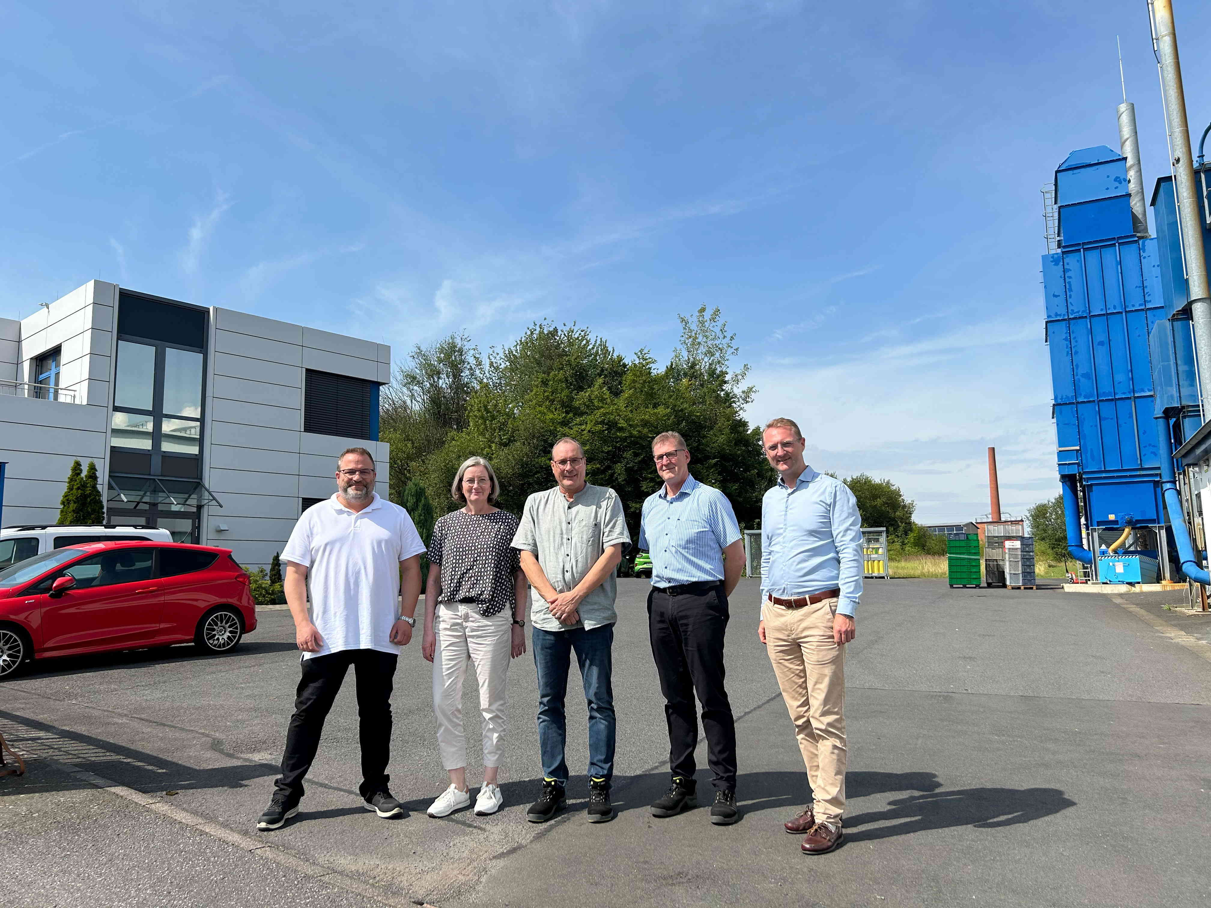 Landrat Dr. Jens Mischak (rechts) ist gemeinsam mit Andrea Ortstadt von der Wirtschaftsförderung des Vogelsbergkreises bei der Fluor Technik System GmbH (FTS) in Lauterbach zu Gast. Geschäftsführer Dietmar Emig (Mitte) stellt die FTS gemeinsam mit Betriebsleiter Michael Rohn (von rechts) und Sascha Visković, zuständig für Finanzen, Controlling und Personal, vor. 