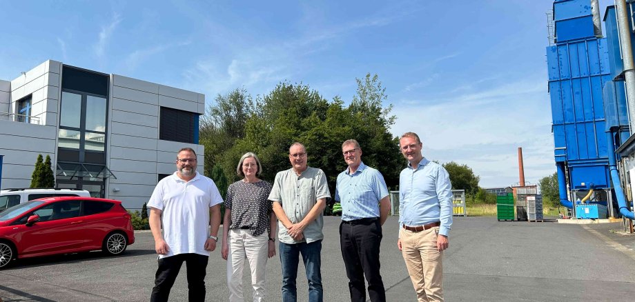 Landrat Dr. Jens Mischak (rechts) ist gemeinsam mit Andrea Ortstadt von der Wirtschaftsförderung des Vogelsbergkreises bei der Fluor Technik System GmbH (FTS) in Lauterbach zu Gast. Geschäftsführer Dietmar Emig (Mitte) stellt die FTS gemeinsam mit Betriebsleiter Michael Rohn (von rechts) und Sascha Visković, zuständig für Finanzen, Controlling und Personal, vor. 