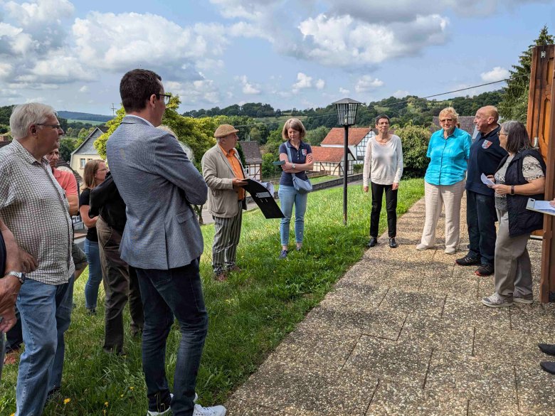 Mechthild Kaufmann und Ingrid Massanetz (von rechts) stellen gemeinsam mit Pfarrerin Eleonore Merkel vor der Wingershäuser Kirche die Aktivitäten in der Kirchengemeinde vor.
