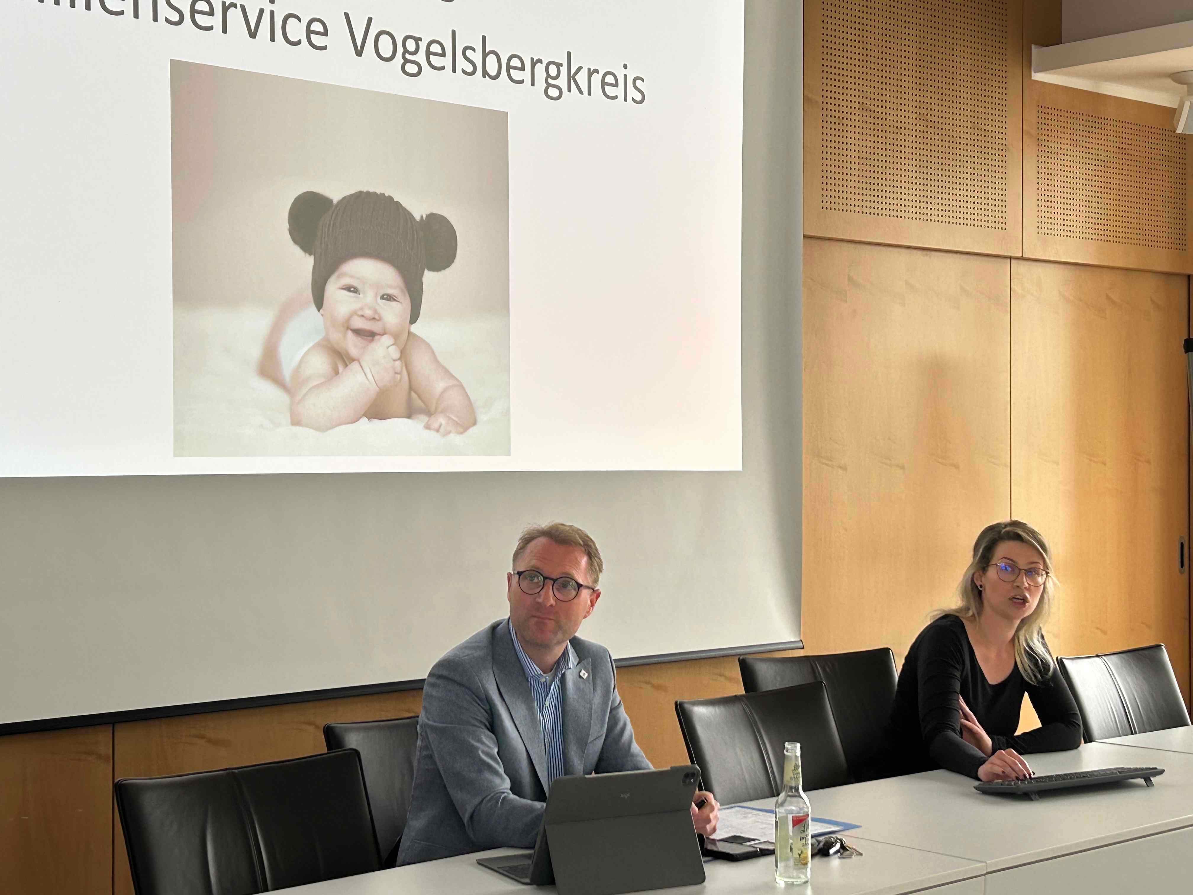 Um die Frage, wie die Versorgung von Schwangeren und Neugeborenen gesichert werden kann, ging es jetzt bei einem runden Tisch im Kreishaus, zu dem Landrat Dr. Jens Mischak eingeladen hatte. Dabei stellte Anna Pillasch (rechts) den Familienservice „Frühe Hilfen“ vor.