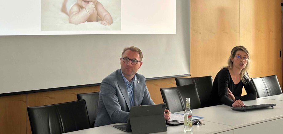 Um die Frage, wie die Versorgung von Schwangeren und Neugeborenen gesichert werden kann, ging es jetzt bei einem runden Tisch im Kreishaus, zu dem Landrat Dr. Jens Mischak eingeladen hatte. Dabei stellte Anna Pillasch (rechts) den Familienservice „Frühe Hilfen“ vor.