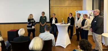 Angela Opitz (von links), Gruppenleitung Pflegestützpunkte bei der AOK, gemeinsam mit Sonja Reichel, Claudia Vaupel, Patrycja Danneberg, Sabine Kaiser-Brauer und Monique Abel, allesamt vom Pflegestützpunkt, gemeinsam mit Bastian Heck (von rechts), Leiter des Sachgebiets Soziale Dienste im ASA.