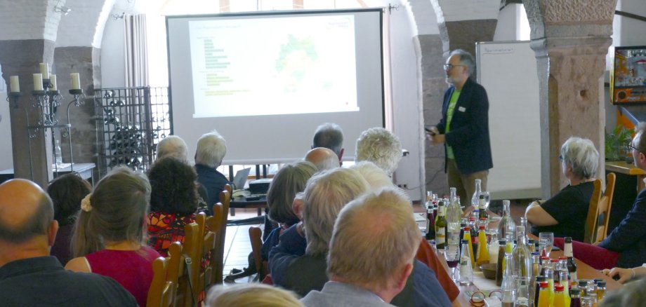 Stefan Gothe von der Regionalwert Impuls GmbH aus Bonn gab bei seinem Fachvortrag Impulse zum Sichtbarmachen durch Co-Branding, Marken-Logo und Nutzung der RegioApp. 