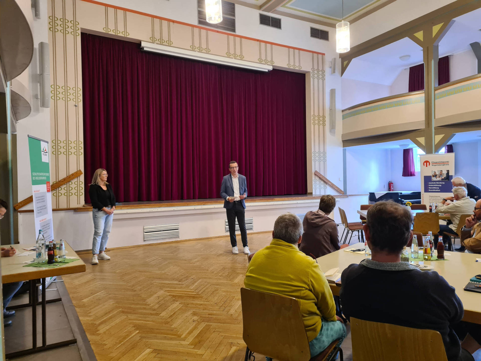 Erster Kreisbeigeordneter und Sozialdezernent Patrick Krug begrüßt im Rahmen der Auftaktveranstaltung gemeinsam mit Marcelina Vorwerk vom Pflegestützpunkt Vogelsbergkreis zur Auftaktveranstaltung des Beratungsangebots in der Schottener Festhalle.