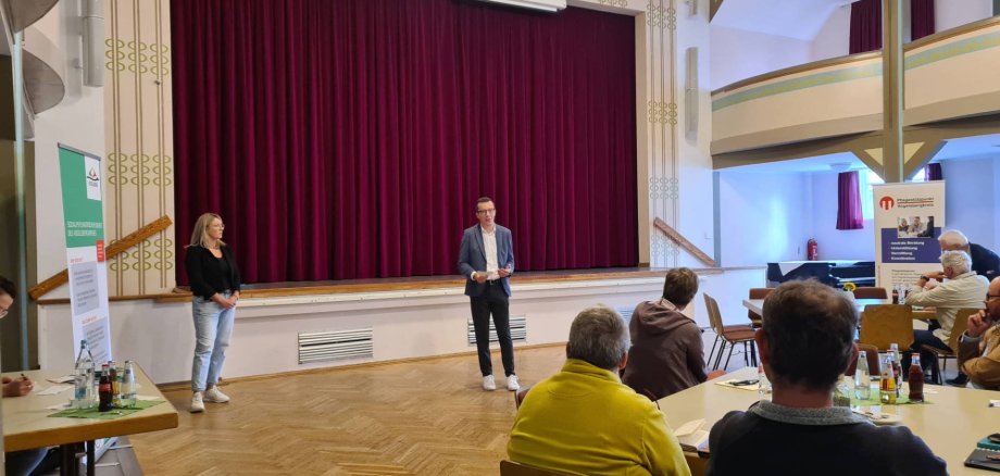 Erster Kreisbeigeordneter und Sozialdezernent Patrick Krug begrüßt im Rahmen der Auftaktveranstaltung gemeinsam mit Marcelina Vorwerk vom Pflegestützpunkt Vogelsbergkreis zur Auftaktveranstaltung des Beratungsangebots in der Schottener Festhalle.