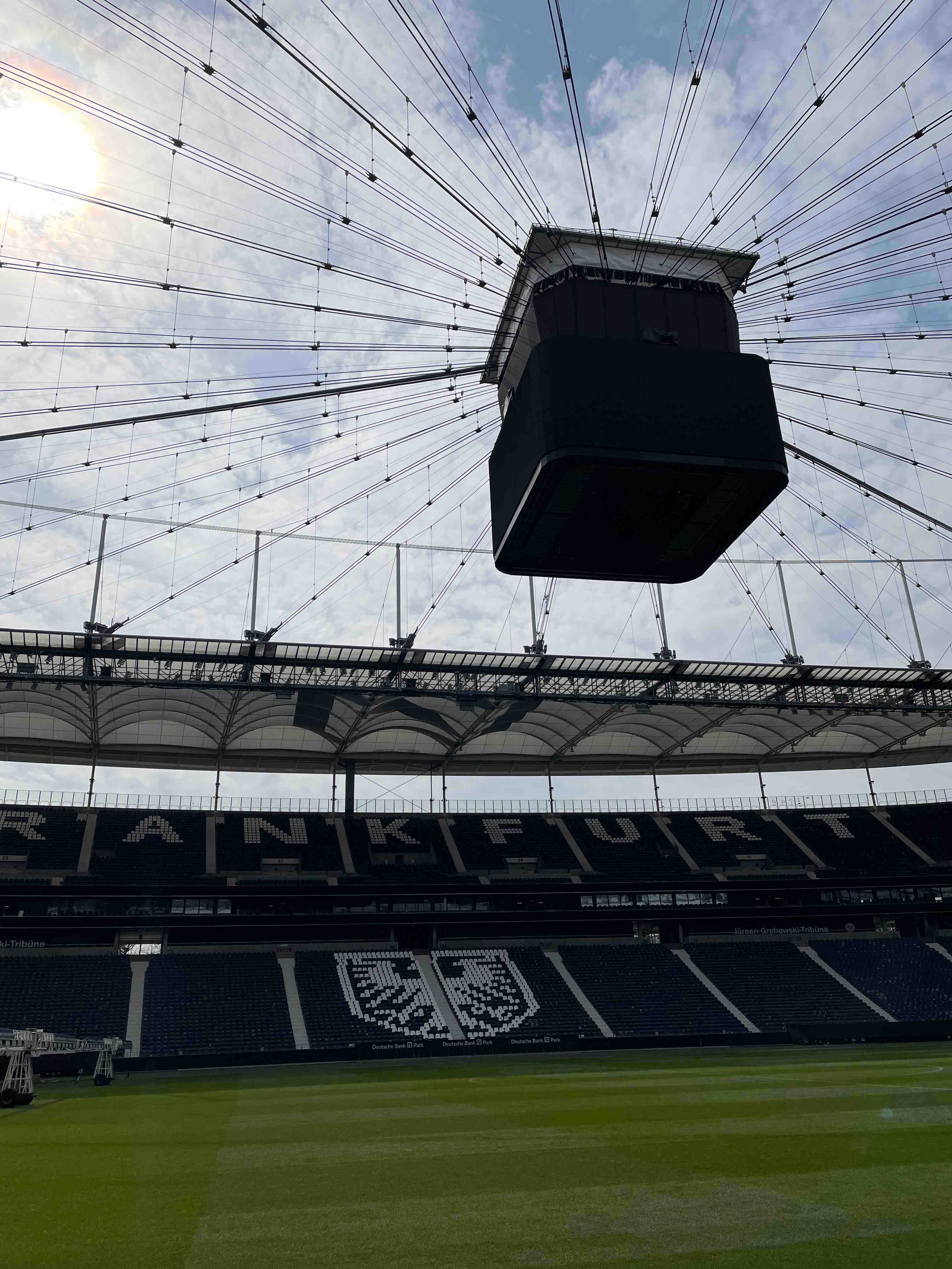 Foto aus dem Frankfurter Waldstadion. Zu sehen ist der große Anzeigewürfel, der über dem Spielfeld an der Dachkonstruktion hängt