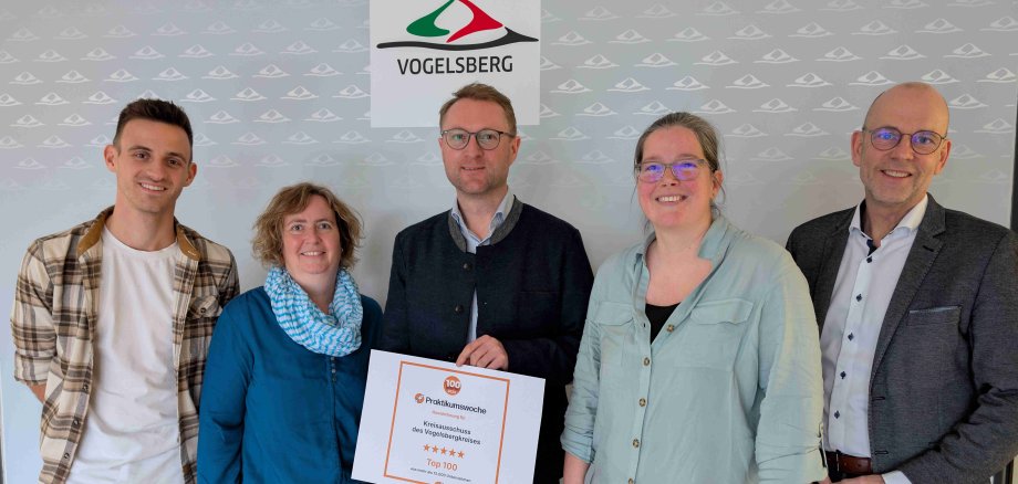 Landrat Dr. Jens Mischak (Mitte), präsentiert gemeinsam mit Haupt- und Personalamtsleiter Ulrich Schäfer (von rechts), seiner Stellvertreterin Melanie Ahne sowie den Ausbildungsleitungen Silke Winter und Timo Walper stolz die Urkunde. Der Vogelsbergkreis hat sich unter rund 15.000 Unternehmen und Institutionen besonders hervorgetan: Er ist einer von 100 Top-Praktikumsplätzen. 