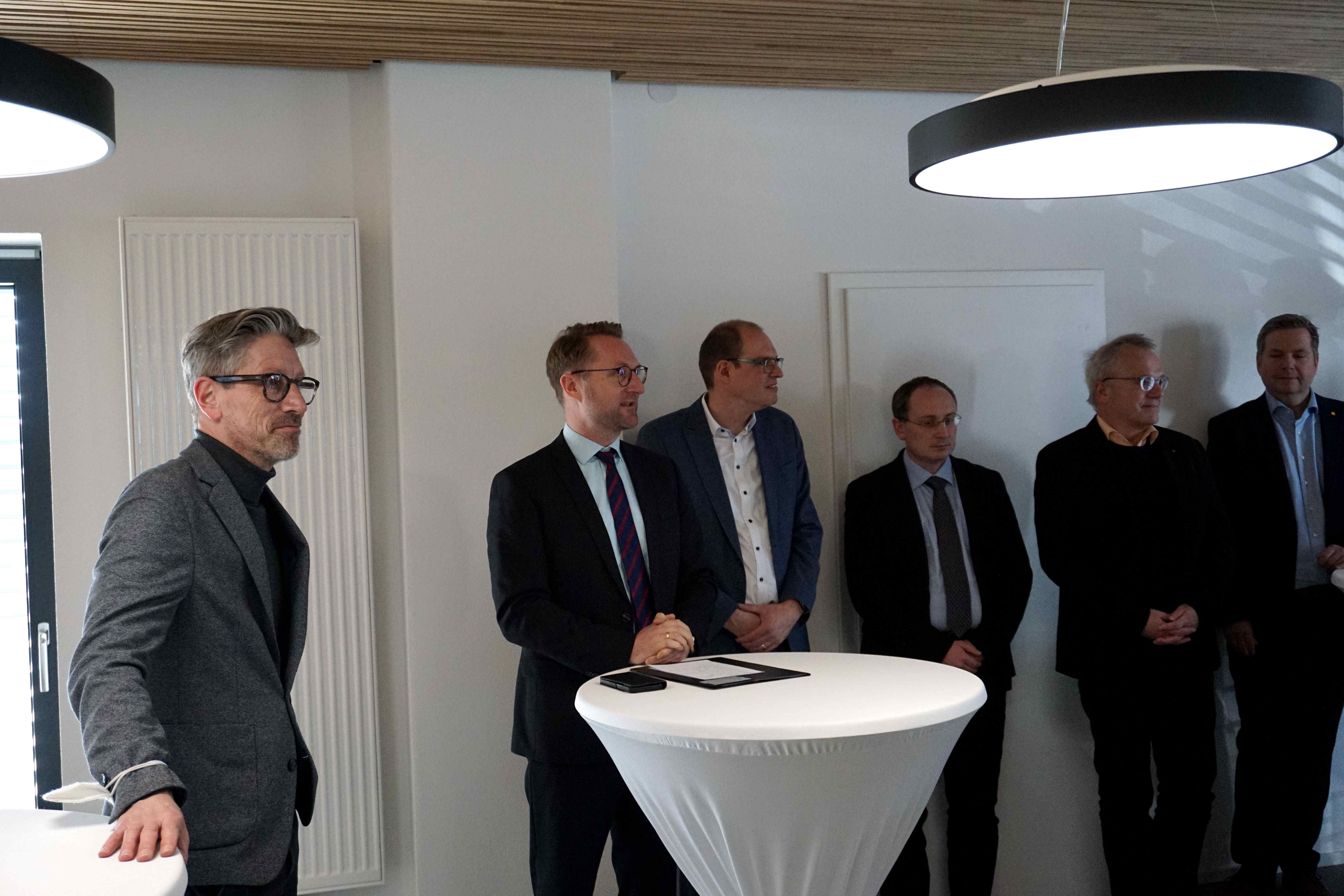 Dr. Jens Mischak (Zweiter von links), Erster Kreisbeigeordneter, eröffnet gemeinsam mit Ulf Werner (von links), Geschäftsführer des MVZ, den Bürgermeistern Sascha Spielberger und Sebastian Stang den neuen Standort in Freiensteinau.