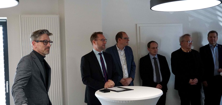 Dr. Jens Mischak (Zweiter von links), Erster Kreisbeigeordneter, eröffnet gemeinsam mit Ulf Werner (von links), Geschäftsführer des MVZ, den Bürgermeistern Sascha Spielberger und Sebastian Stang den neuen Standort in Freiensteinau.