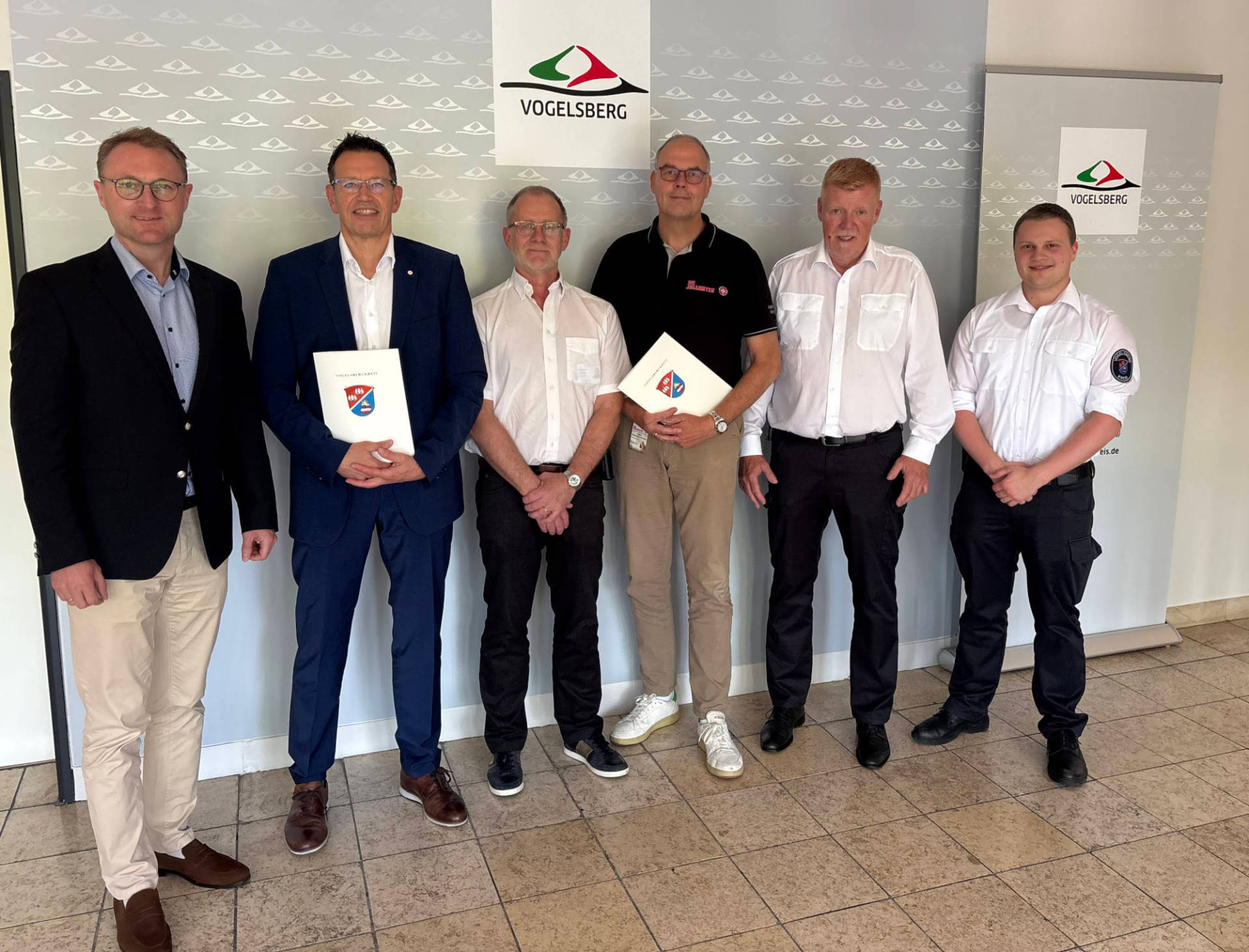 Kontinuität wird fortgeschrieben: Landrat Dr. Jens Mischak (von links), gemeinsam mit Geschäftsführer Jens Dapper und Betriebsleiter Rainer Ruppert vom DRK Rettungsdienst Mittelhessen, sowie Marco Schulte-Lünzum, Hauptamtlicher Regionalvorstand der Johanniter-Unfall-Hilfe e.V. Regionalverband Mittelhessen, und Jürgen Schad, stellvertretender Leiter des Amtes für Gefahrenabwehr des Vogelsbergkreises, und Nils Freitag, zuständiger Sachbearbeiter im Amt für Gefahrenabwehr. 