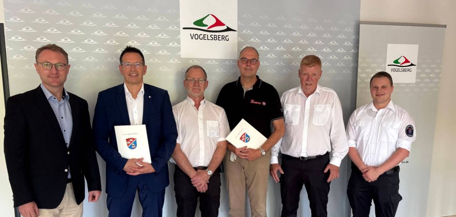 Kontinuität wird fortgeschrieben: Landrat Dr. Jens Mischak (von links), gemeinsam mit Geschäftsführer Jens Dapper und Betriebsleiter Rainer Ruppert vom DRK Rettungsdienst Mittelhessen, sowie Marco Schulte-Lünzum, Hauptamtlicher Regionalvorstand der Johanniter-Unfall-Hilfe e.V. Regionalverband Mittelhessen, und Jürgen Schad, stellvertretender Leiter des Amtes für Gefahrenabwehr des Vogelsbergkreises, und Nils Freitag, zuständiger Sachbearbeiter im Amt für Gefahrenabwehr. 