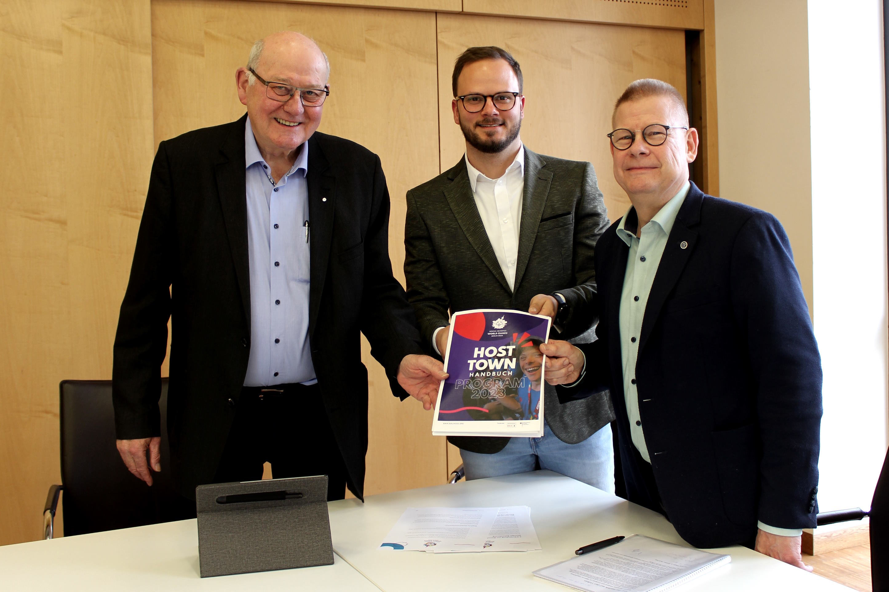 Das Programm steht: Kurt Wiegel (von links), Beauftragter für Senioren und Inklusion, Dominic Günther, Bewegungskoordinator des Vogelsbergkreises, und Hans-Jürgen Röhr, kommunaler Behindertenbeauftragter, präsentieren ein buntes Programm für die Sportler-Gruppe aus Curaçao.