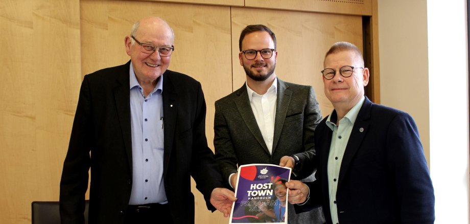 Das Programm steht: Kurt Wiegel (von links), Beauftragter für Senioren und Inklusion, Dominic Günther, Bewegungskoordinator des Vogelsbergkreises, und Hans-Jürgen Röhr, kommunaler Behindertenbeauftragter, präsentieren ein buntes Programm für die Sportler-Gruppe aus Curaçao.