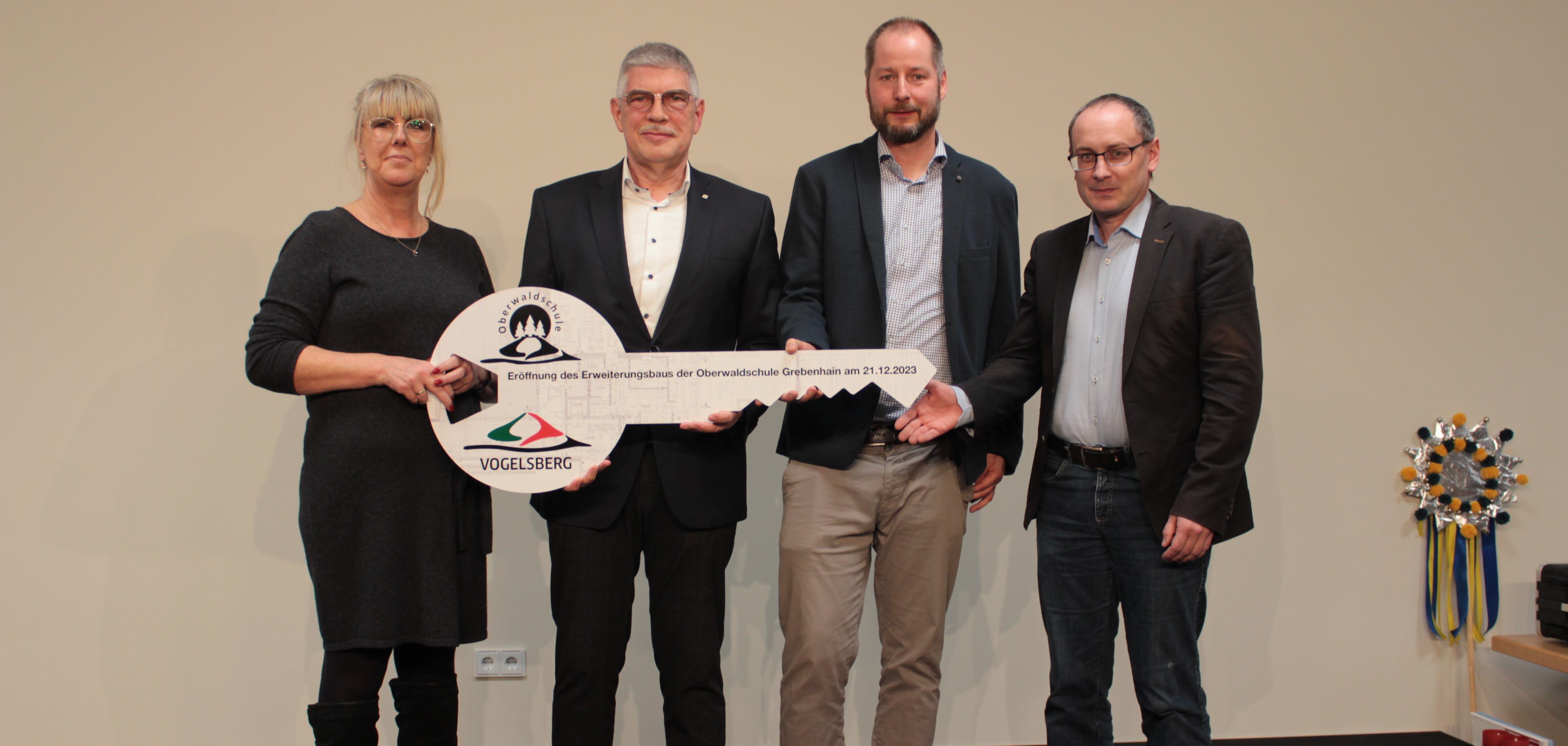 Landrat Manfred Görig (Zweiter von rechts), übergab symbolisch den Schlüssel zum 1. Bauabschnitt an Schulleiterin Andrea Wolf, und Sebastian Birx, an der OWS Stufenleitung der Klassen 5 bis 7 und für die Koordination im Bauausschuss zuständig. Auch Grebenhains Bürgermeister Sebastian Stang gratulierte zur Eröffnung. 