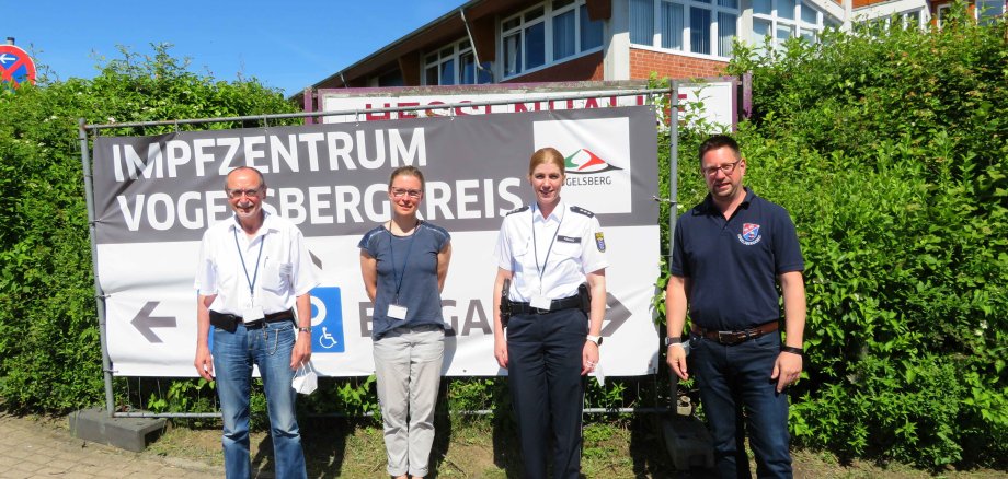 Leitung des Impfzentrums und Vertreterinnen der Polizei vor der Alsfelder Hessenhalle