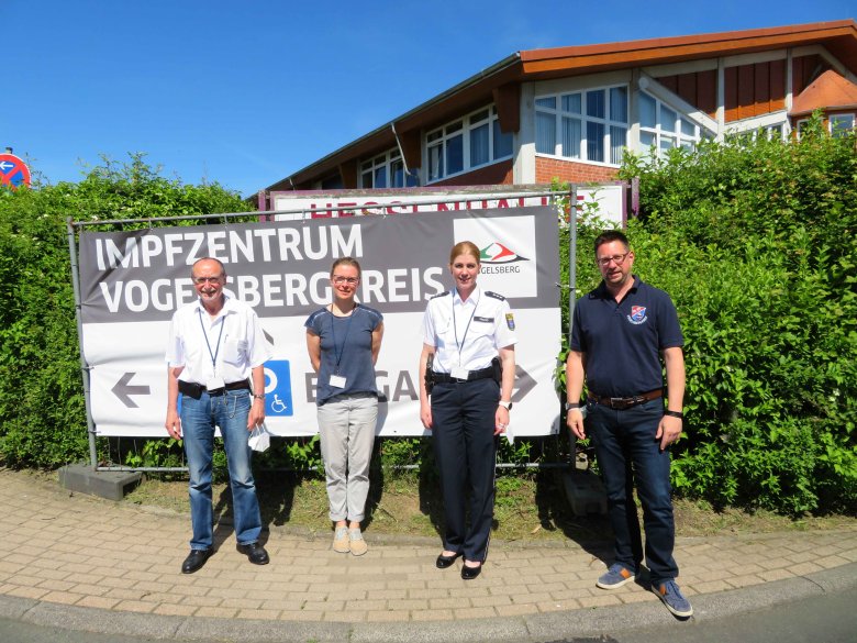 Leitung des Impfzentrums und Vertreterinnen der Polizei vor der Alsfelder Hessenhalle