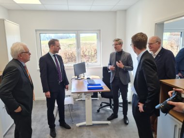 Günter Zeuner (von links), Vorsitzender des Ausschusses für Jugend, Gesundheit und Soziales, Dr. Jens Mischak, Erster Kreisbeigeordneter, Geschäftsführer Ulf Werner, Kurt Wiegel, Beauftragter für Senioren und Inklusion des Vogelsbergkreises und Mitglied im Aufsichtsrat des MVZ sowie Landtagsabgeordneter Michael Ruhl im Gespräch.