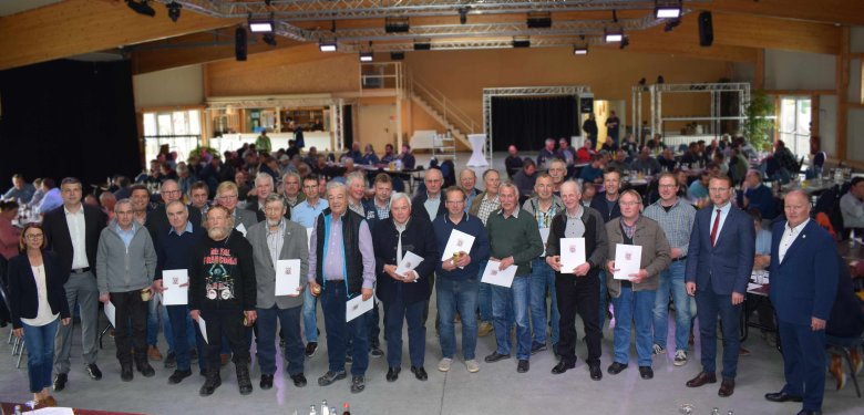 Die verabschiedeten Ortslandwirte gemeinsam mit Karsten Schmal (von rechts), Präsident des hessischen Bauernverbandes, Dr. Jens Mischak, Erster Kreisbeigeordneter, Andreas Kornmann, Kreislandwirt und Anja Püchner, Leiterin des AWLR.