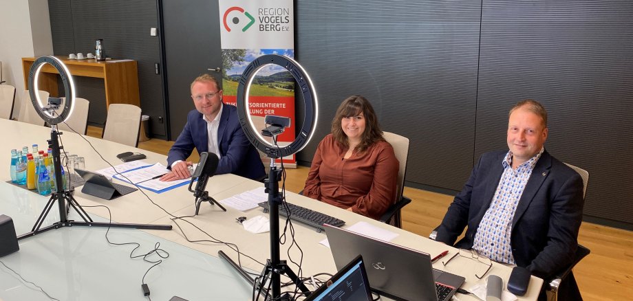 Von links: Dr. Jens Mischak (Vorstandsvorsitzender Region Vogelsberg e. V.), Selina Hofmann und Thorsten Hankel (OVAG) live während der Online-Veranstaltung. 