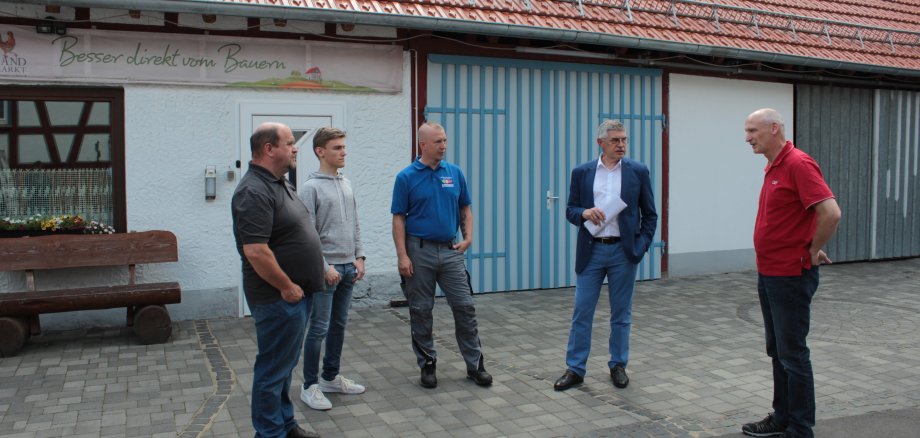 Landrat Manfred Görig (SPD, zweiter von rechts), im Vor-Ort-Gespräch mit Landwirt Bernd Weiß (von links), Philipp Geiß, Florian Weiß und Joachim Erbes. Die Wolfs-Thematik sorgt in Unter-Seibertenrod für einige Diskussionen. 