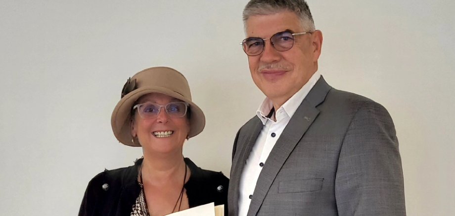 Landrat Manfred Görig verabschiedet Susanne Werner nach 48 Jahren im Öffentlichen Dienst in den Ruhestand.