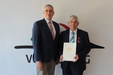 Landrat Manfred Görig mit Gerhard Wettlaufer, dessen Verdienste mit dem Bundesverdienstkreuz am Bande geehrt wurden.