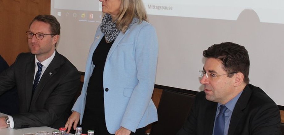 Die „oberste WIR-Koordinatorin“ Wiebke Schindel hat beim Treffen im Vogelsbergkreis ein Heimspiel. Die Referatsleiterin im Sozialministerium hat lange Jahre in Alsfeld gewohnt. Neben Schindel begrüßen auch Prof. Dr. Jan Hilligardt, der Direktor des hessischen Landkreistages (rechts), und Erster Kreisbeigeordneter Dr. Jens Mischak die Teilnehmer.